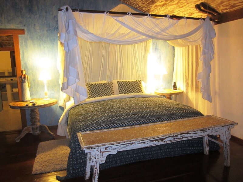 Detalhe do quarto: a cama de casal com o charmoso mosquiteiro Foto: magari blu