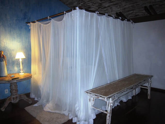 O mosquiteiro devidamente abaixado à noite: um charme Foto: magari blu