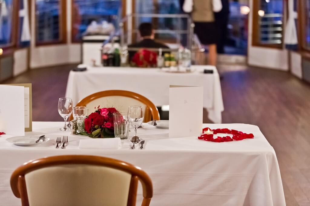 Jantar surpresa de pedido de casamento, organizado em barco no rio Danúbio, em Budapeste Foto: Divulgação