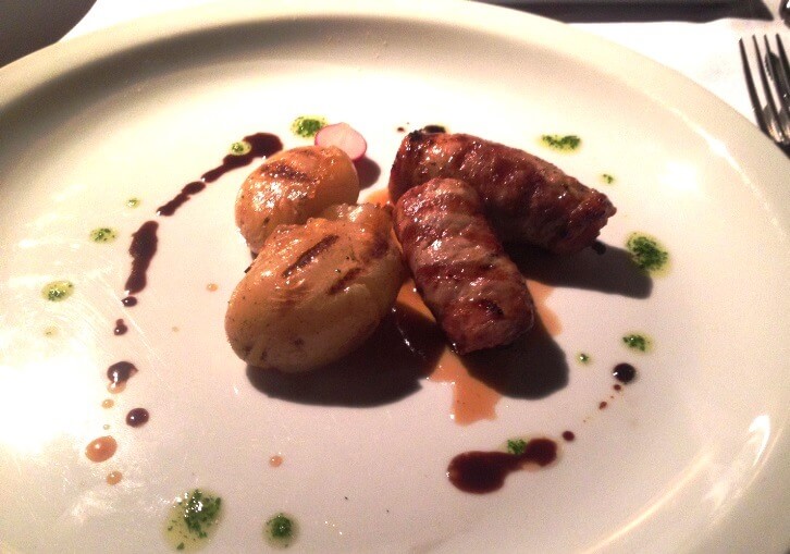 Filé de carne suína enrolado com pancetta, alho e  salsinha, com batatas assadas Foto: magari blu