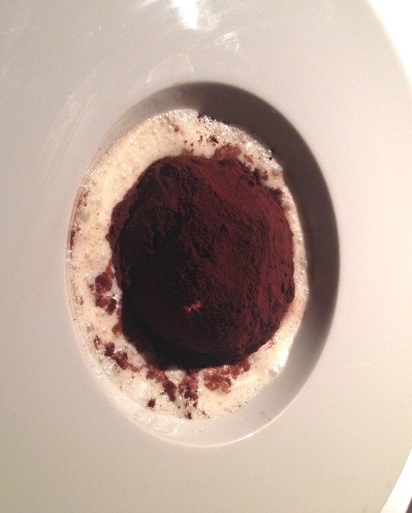 A sobremesa: Tartufo di Pizzo, sorvete artesanal de avelãs  com recheio de chocolate derretido Foto: magari blu