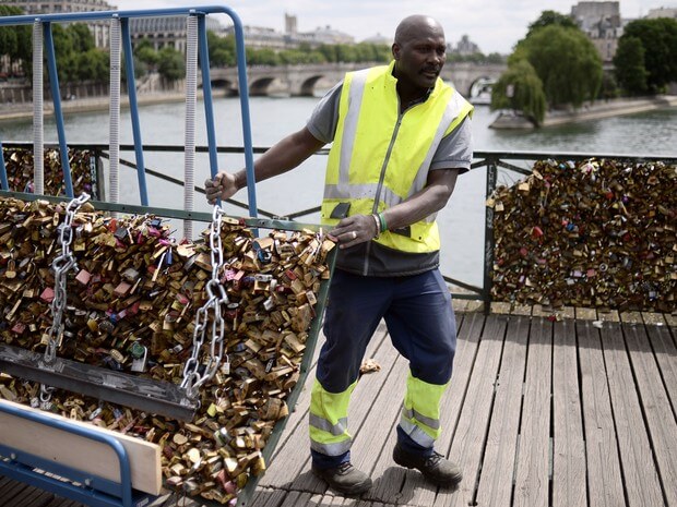 Os cadeados sendo removidos da Pont des Arts Foto: Reprodução