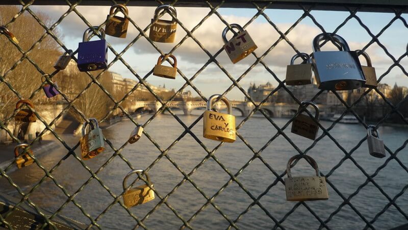 1024px-Cadenas_des_amoureux_sur_le_pont_des_Arts