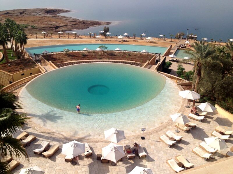 Duas das piscinas do Kempinski com a vista para o Mar Morto Foto: magari blu