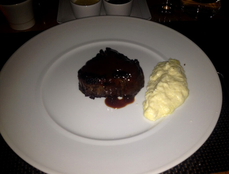 Filé mignon com molho da própria carne e polenta mole com parmesãoFoto: magari blu