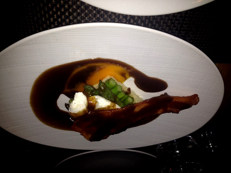 Entrada:Aspargos com ovo poché, bacon e vinagre de bacon - maravilhoso!Foto: magari blu