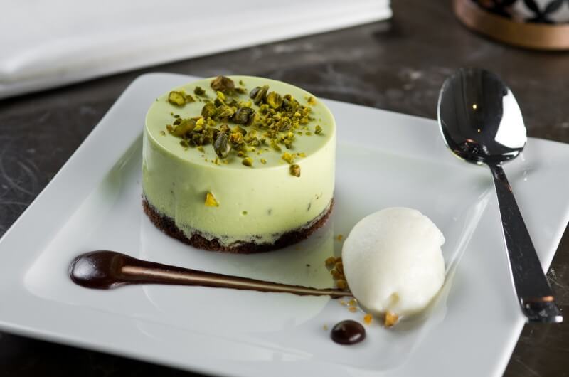 Pistache Cake with green tea icem cream