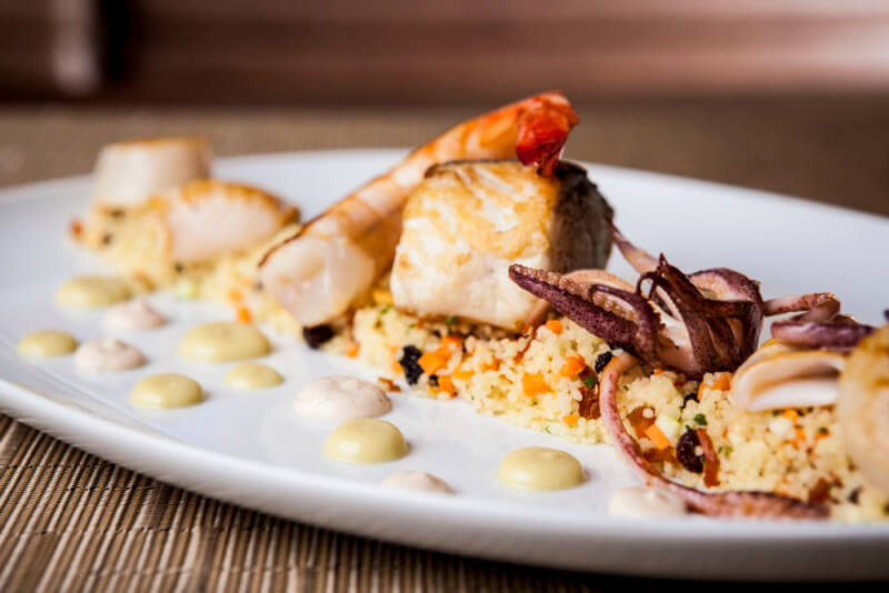 Frutos do mar e robalo com cuscuz marroquino e especiarias. (4)