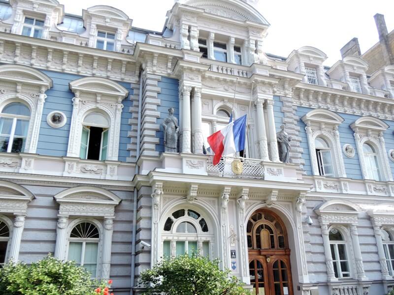 Embaixada da França em Riga:O bairro das embaixadas é todo de prédios art nouveau Foto:  magari blu