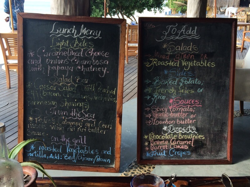 O menu diário do almoço é escrito nas lousas Foto: magari blu