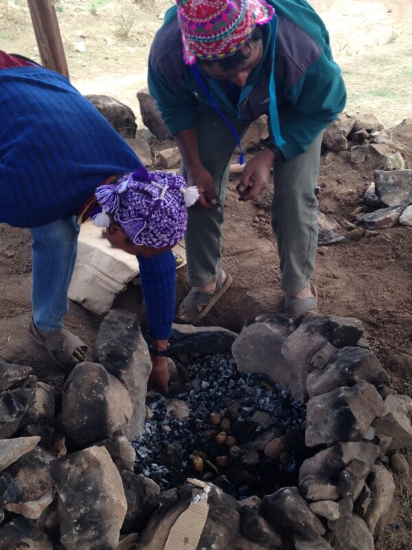 Desenterrando as papas e carnes do nosso Pachamanka Estilo incaico de cozinhar direto na terra em PisaqFoto: Rogeria Pinheiro
