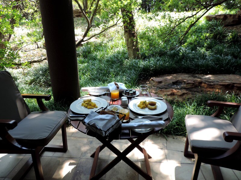 Café da manhã no jardim fora do quartoFoto: magari blu