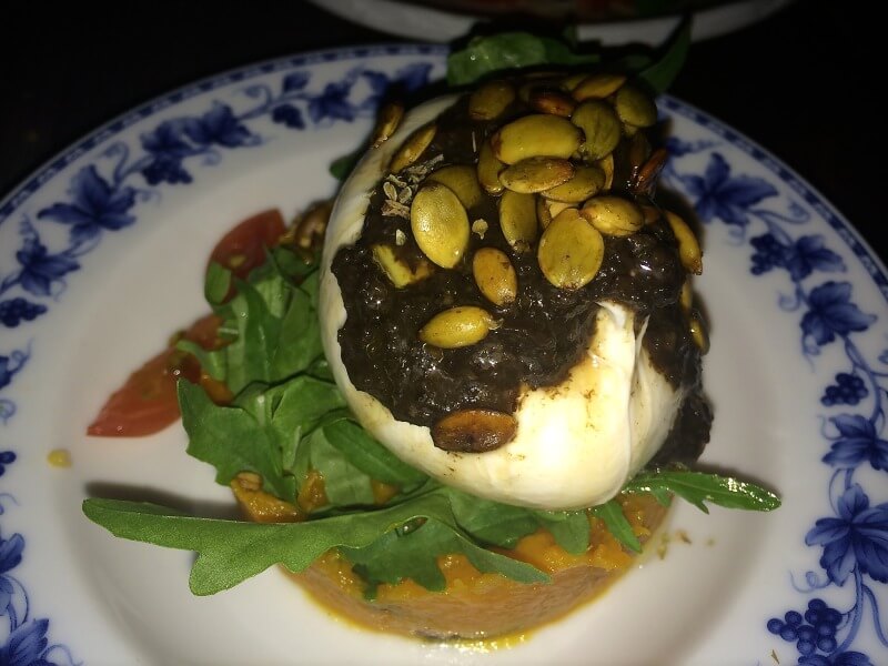 Burrata com molho de trufas negras LatteriaFoto: Luiza Rodas