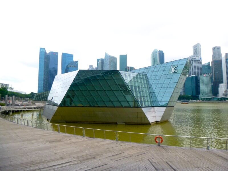 Skyline de Singapura e a loja conceito da Louis VuittonFoto: Luiza Rodas