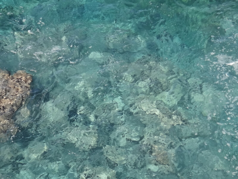 Em alguns pontos, o mar é cristalino  Foto: magari blu