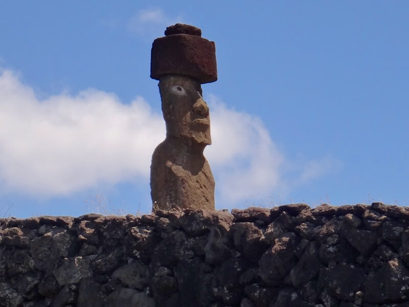 Moai com olhos e cabelo Foto: magari blu