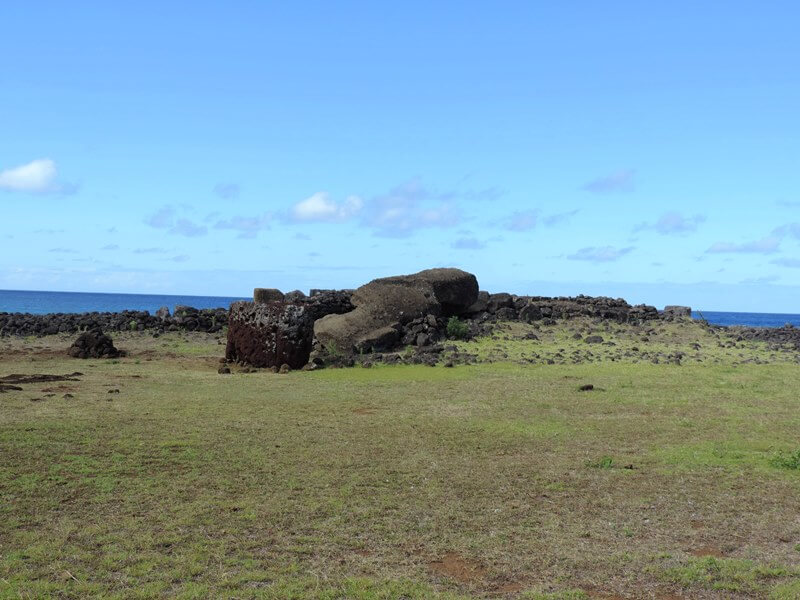 Alguns Moai não foram restaurados e permanecem tombados Foto: magari blu