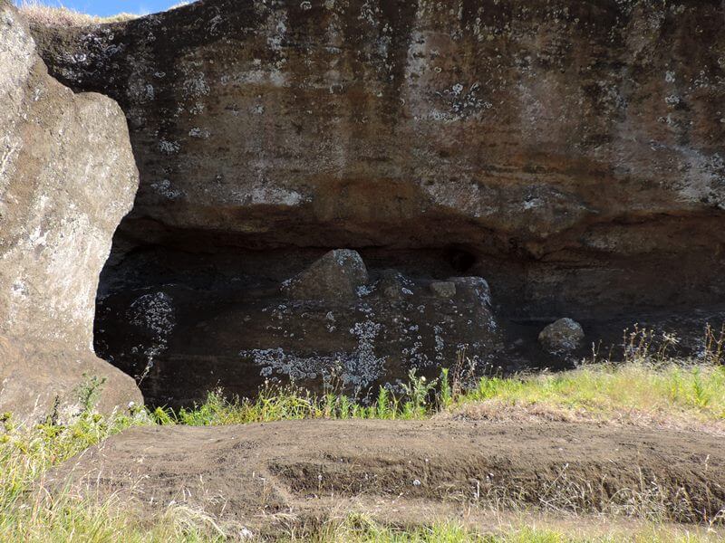 Perfil de um moai incrustado na pedra Foto: magari blu