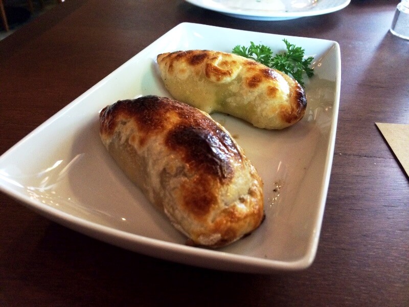 Empanadas de carne e de queijo Foto: magari blu