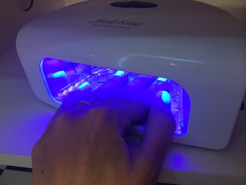 A cabine para secar as unhas é utilizada diversas vezes durante o procedimentoFoto: magari blu