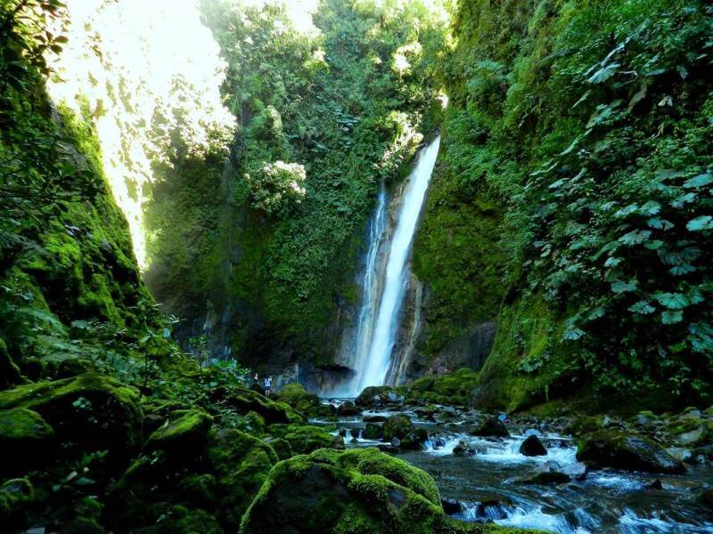 Caminhada até a cachoeira do lodge  Foto: Divulgação