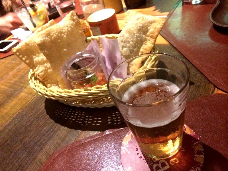 Do boteco: Pastéis de carne e de queijo com cerveja Foto: magari blu