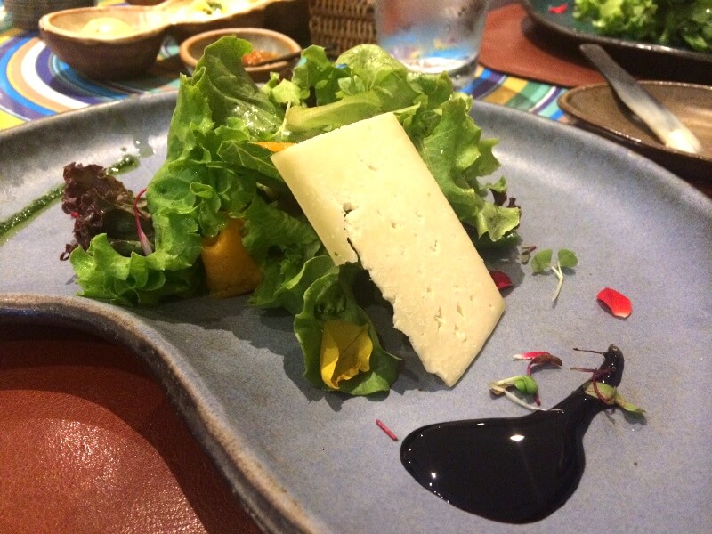 Salada de abóbora com queijo da Serra da Canastra, folhas verdes e vinagrete de mel de engenho Foto: magari blu