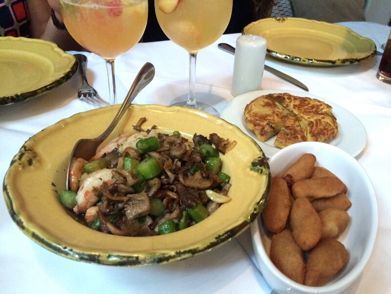 Para começar: Camarões, aspargos e cogumelos; croquetas de jamon e tortilla de batata Foto: magari blu