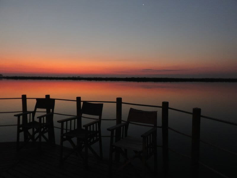 Pôr do sol visto do deck flutuante do Duma Tau Camp Foto: magari blu