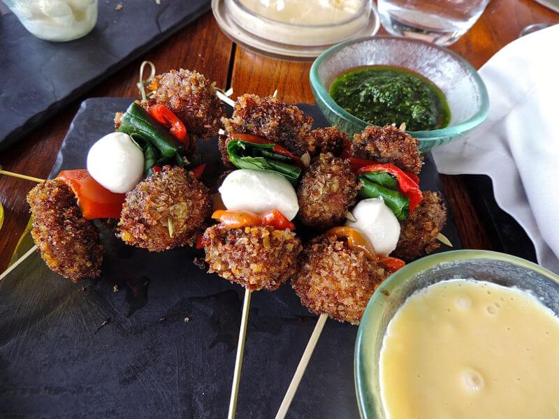 Kebab de cogumelos com pimenta e espinafre, servido com aioli Foto: magari blu