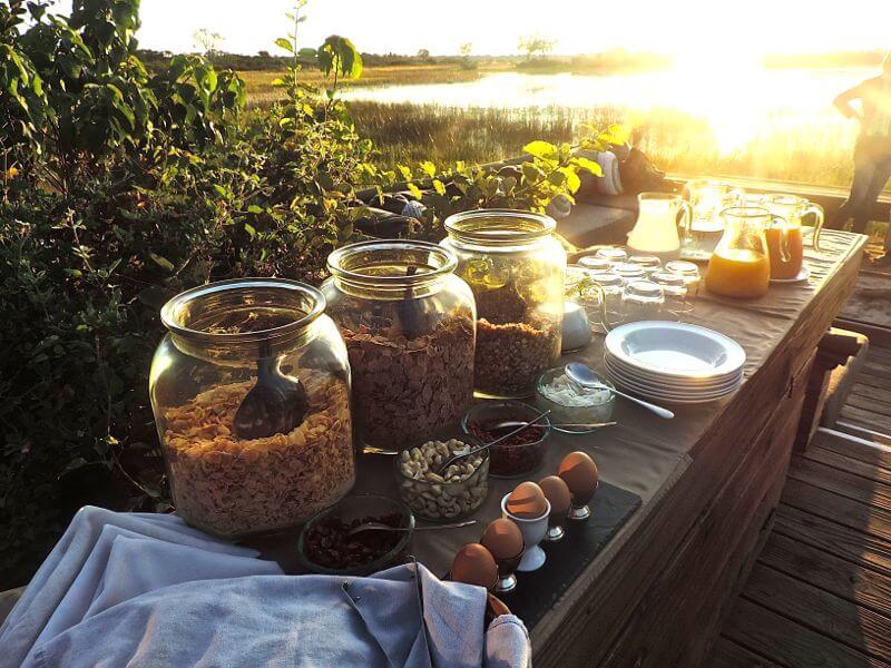 Café da manhã com o amanhecer de cenário Foto: magari blu