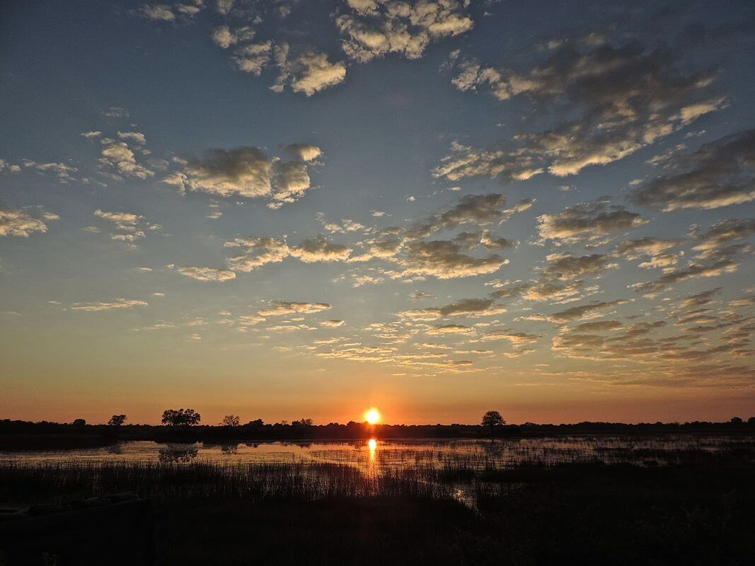Sol nascendo visto do deck do Vumbura Plains Camp Foto: magari blu