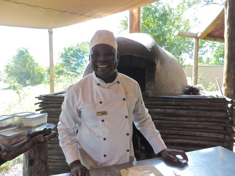 O simpático chef George e seu forno de pizza Foto: magari blu