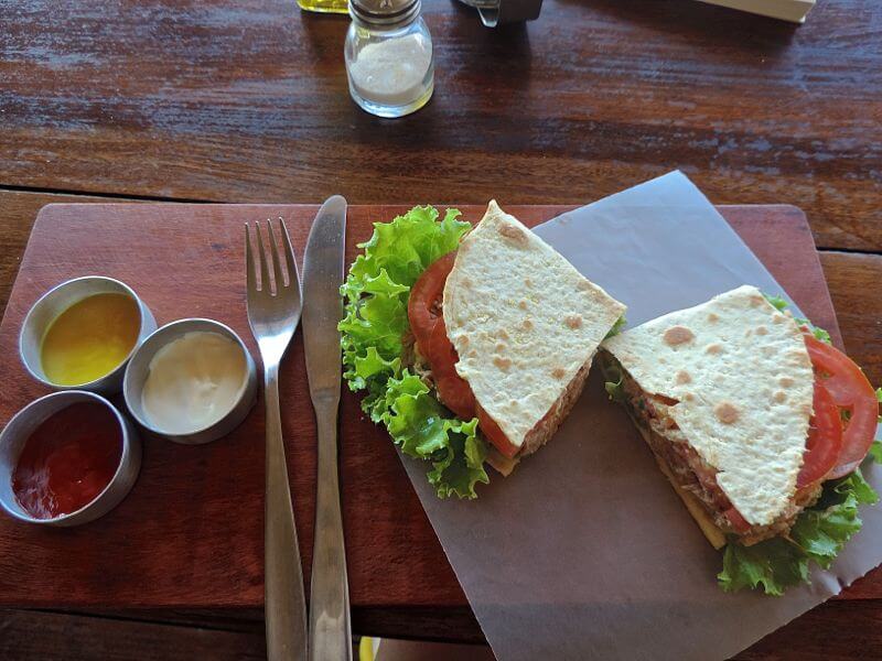 Sanduíche de pão sírio artesanal, salada e frango no Bar da Praia Foto: magari blu