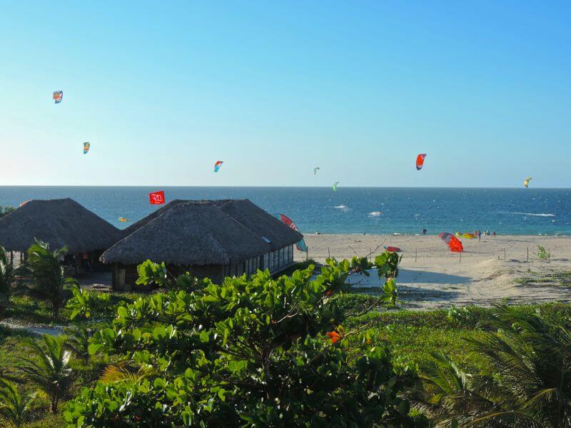 Velejadores de kite na frente do Rancho do Peixe Foto: magari blu