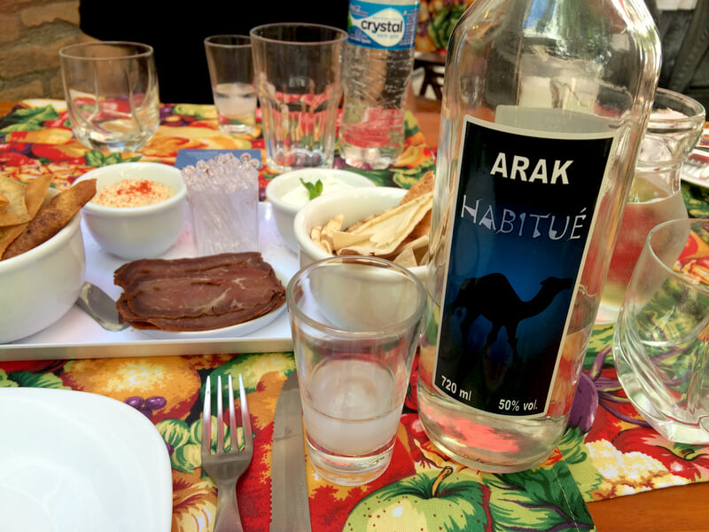 Arak, a pinga à base de uva A bebida típica é transparente e, no contato com gelo, fica branquinha Foto: magari blu