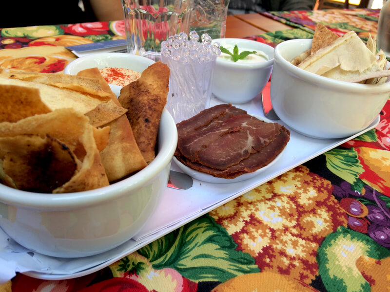 No couvert, bastermá e o delicioso pãozinho sírio torrado com azeite e alecrim Foto: magari blu