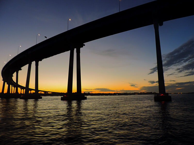 Pôr do sol e a Coronado Bridge Foto: magari blu