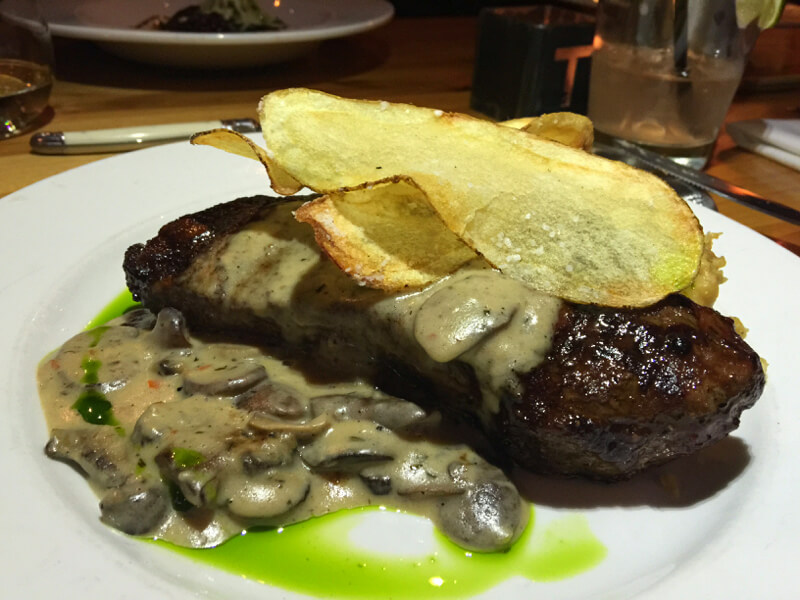 New York Steak com cogumelos, alho e batatas chips Foto: magari blu