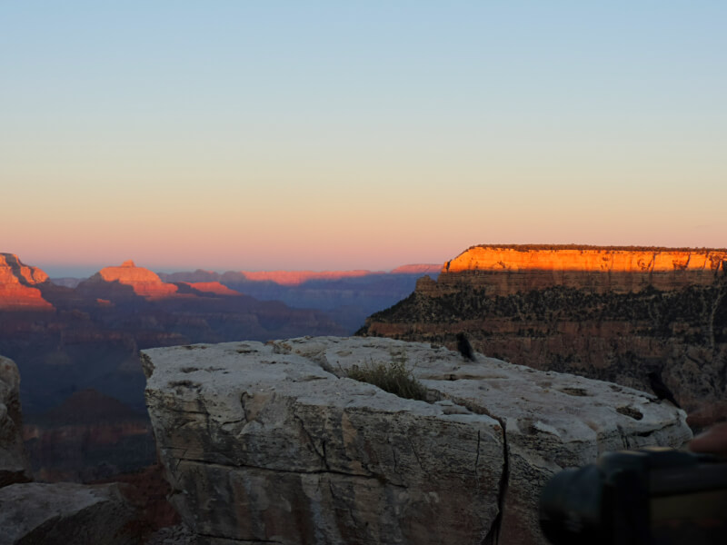 Os tons das rochas durante o pôr do sol visto no South Rim Foto: magari blu