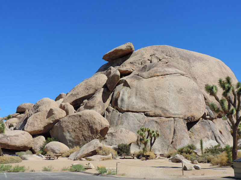 Cap Rock Ali em frente o corpo de Gram Parsons foi cremado em 1973 Foto: magari blu