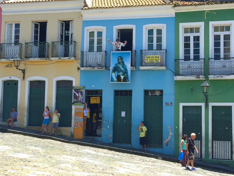 A réplica em tamanho real de Michael Jackson no Pelourinho Foto: magari blu