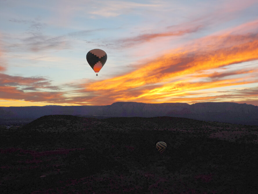 Nascer do sol e os balões em Sedona Foto: magari blu