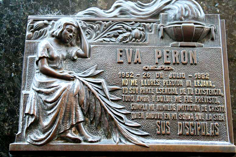 A lápide da eterna primeira-dama argentina Evita Peron no Cemitério da Recoleta, em Buenos Aires Foto: Reprodução