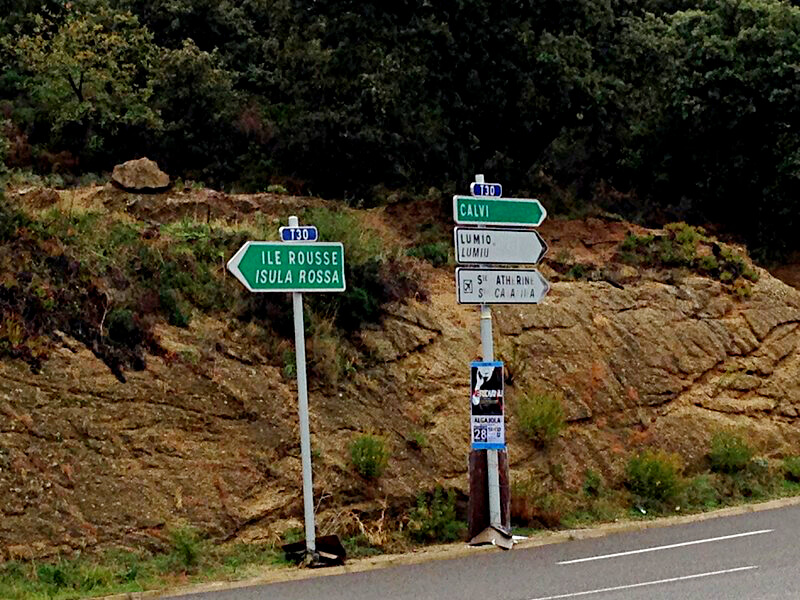 Placa em francês e em corso, o dialeto local Foto: Sara Meirinho