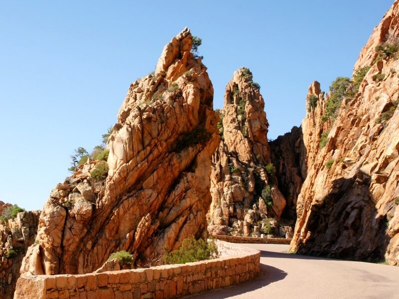 Estrada em meio as Calanches de Piana Foto: Reprodução