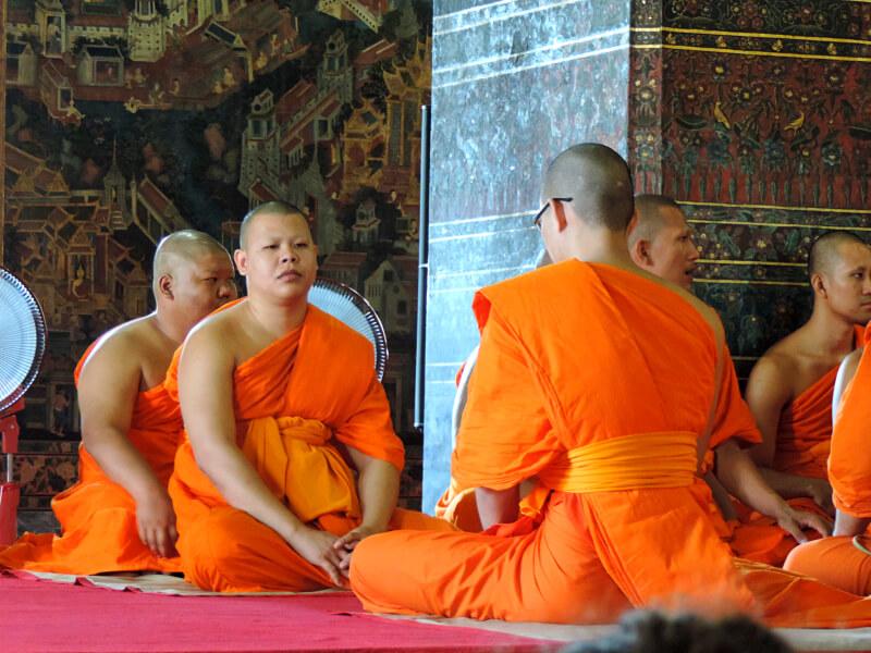 Detalhe dos monges presentes na cerimônia no Wat Pho Foto: Ana Maria Junqueira