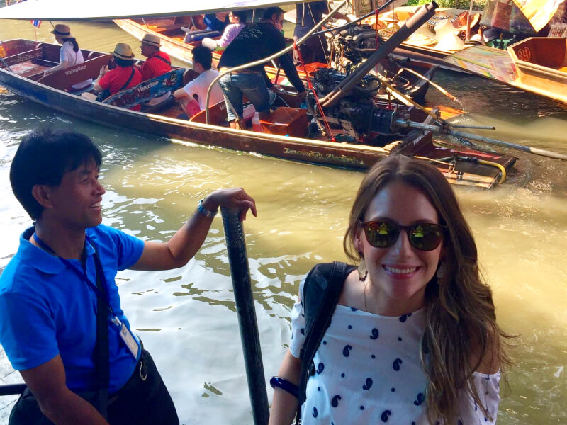 Meu guia e eu no mercado flutuante em Bangkok Foto: Ana Maria Junqueira