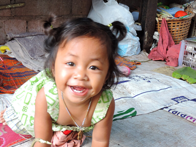 Menininha em uma das barracas de comida pelas ruas de Bangkok Foto: Ana Maria Junqueira