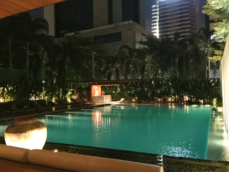 A vista da piscina à noite Foto: Ana Maria Junqueira
